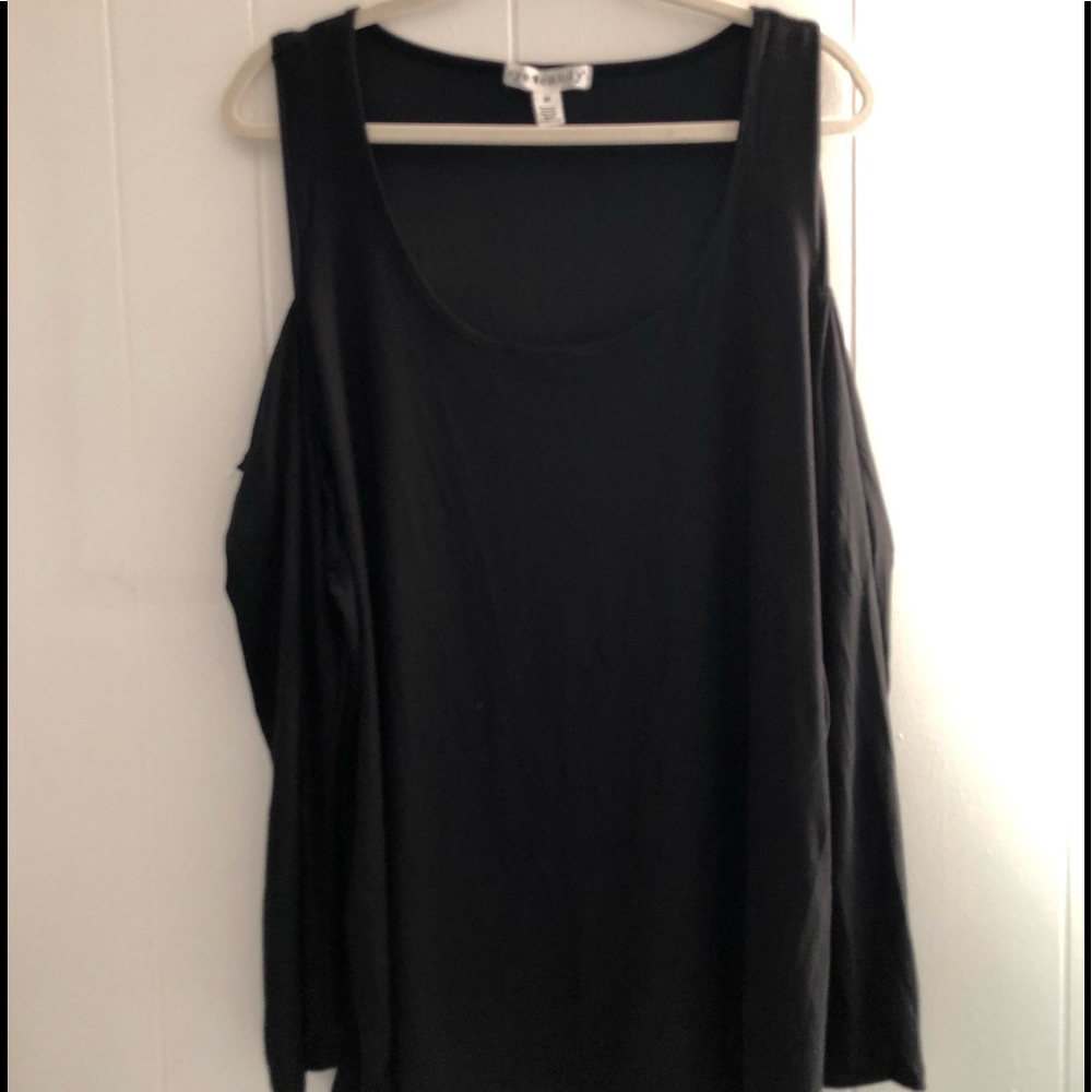 🌷Cold shoulder black top